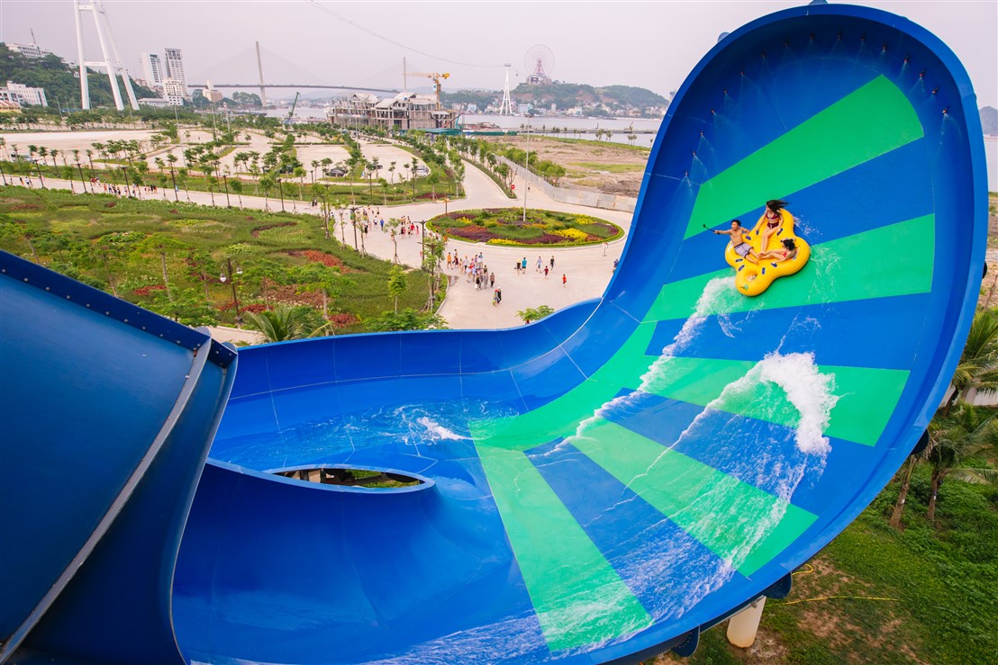 Du khách vui hết nấc với các trò chơi tại Typhoon Water Park