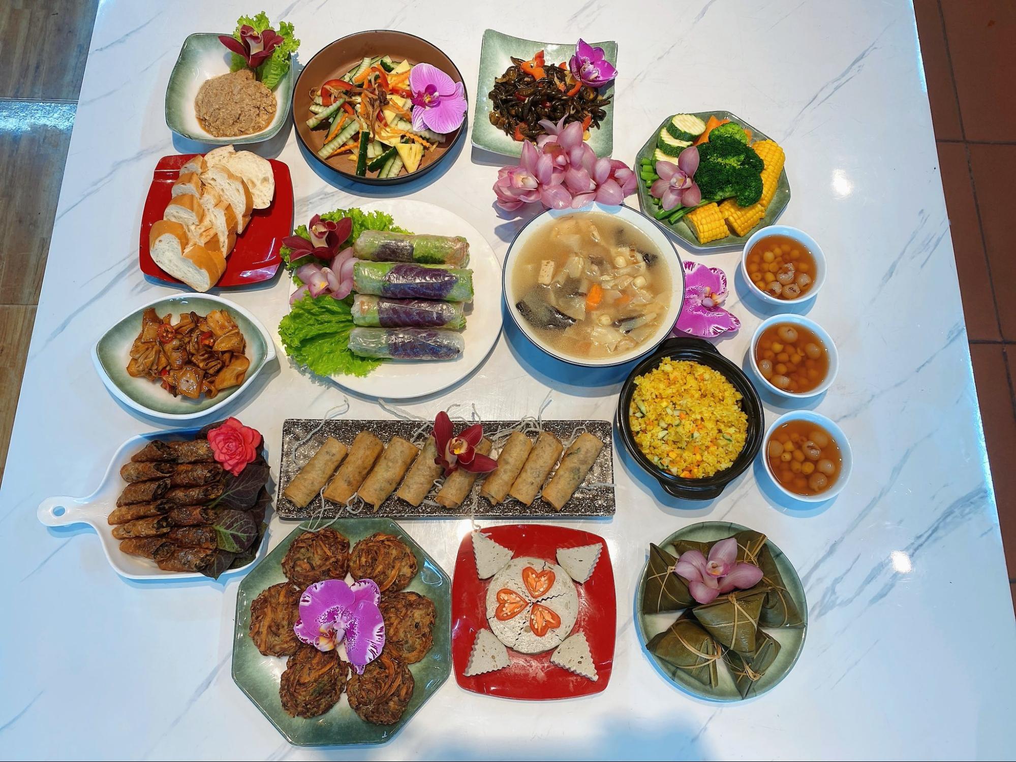 Bàn thức ăn đầy ắp và ngon miệng tại Chay Lành