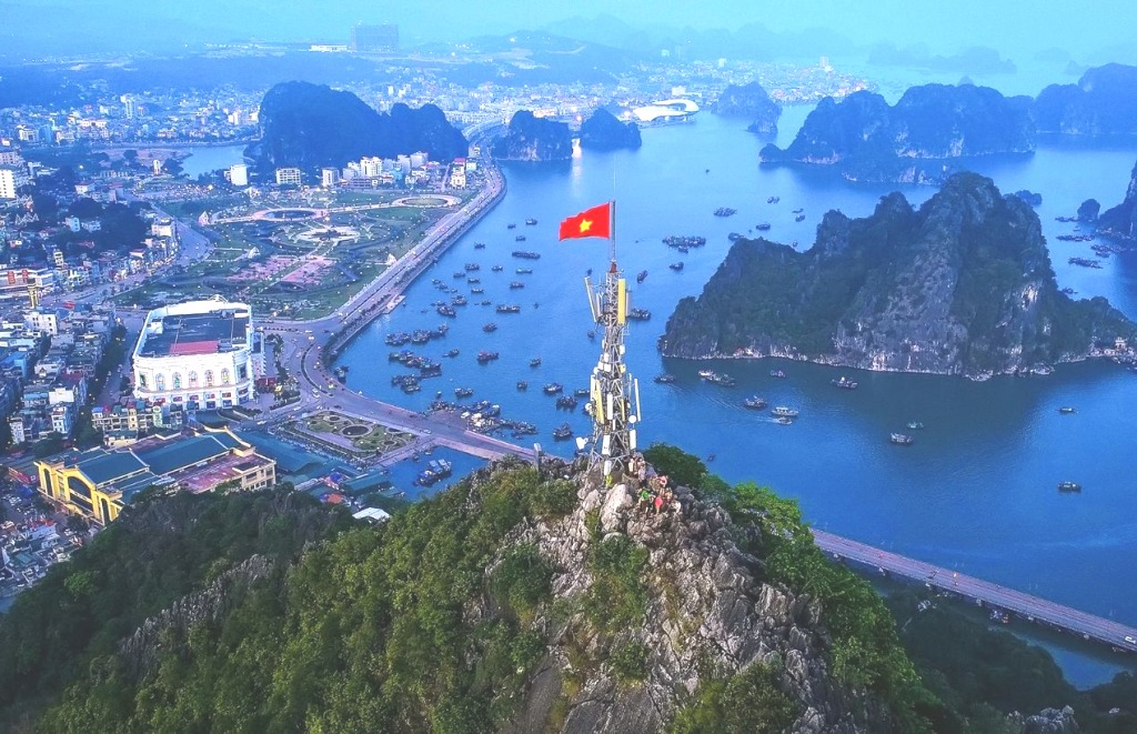 Núi Bài Thơ sừng sững như một người lính canh gác cho sự bình yên của Vịnh Hạ Long