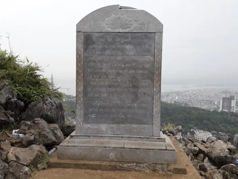 Bia đá lịch sử khắc thơ của vua Lê Thánh Tông