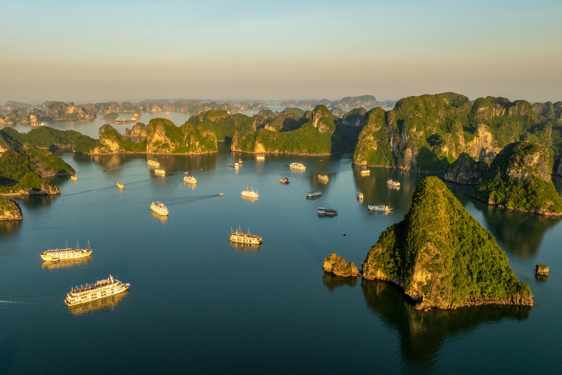 Toàn cảnh Vịnh Hạ Long từ trên cao đẹp như một bức tranh