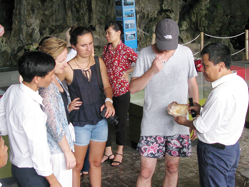 Du khách thích thú khi trải nghiệm tìm hiểu Hang Tiên Ông