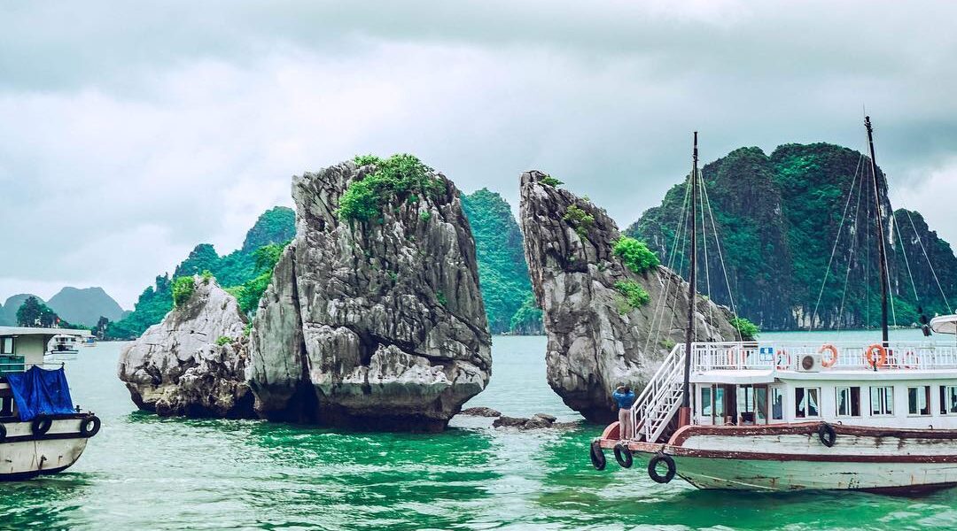 Bạn có thể di chuyển bằng tàu thăm vịnh trong ngày