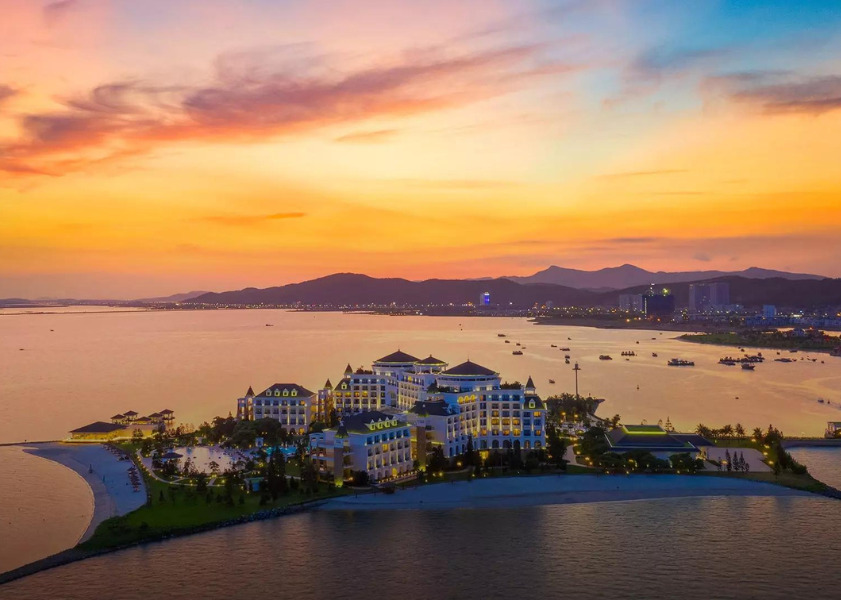 Đảo Bồ Hòn huyền ảo trong ánh hoàng hôn