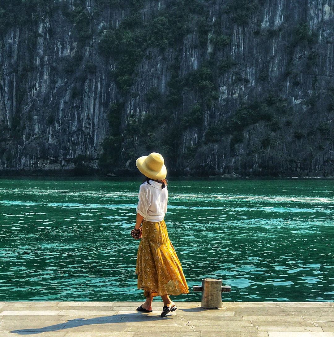 Du khách check in ngắm nhìn ngọn đảo bình yên trong lòng Vịnh