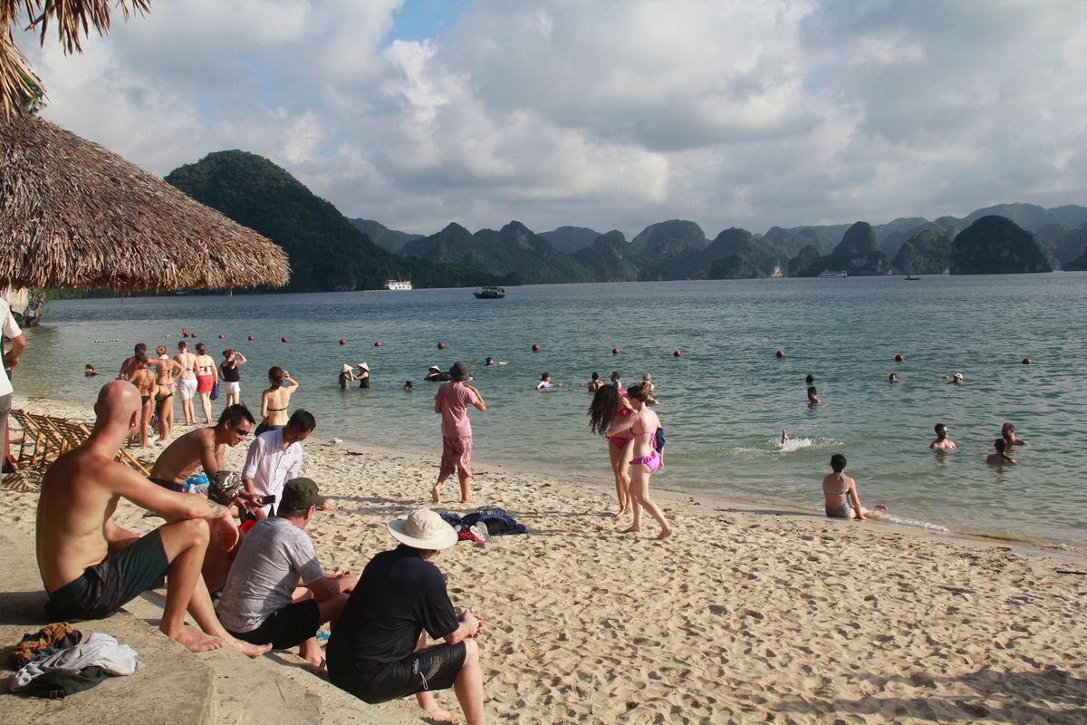 Du khách tắm biển tại đảo Soi Sim với làn nước trong xanh