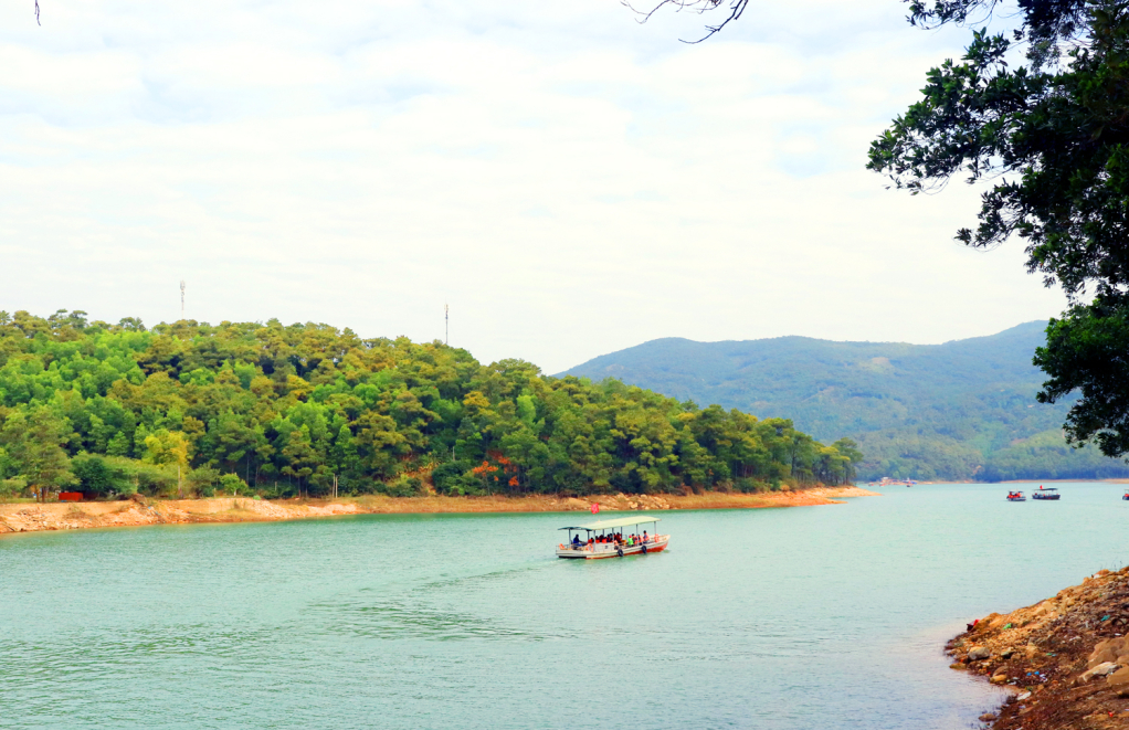 Bạn có thể nhìn ngắm Hồ Yên Lập từ vị trí Chùa Lôi Âm