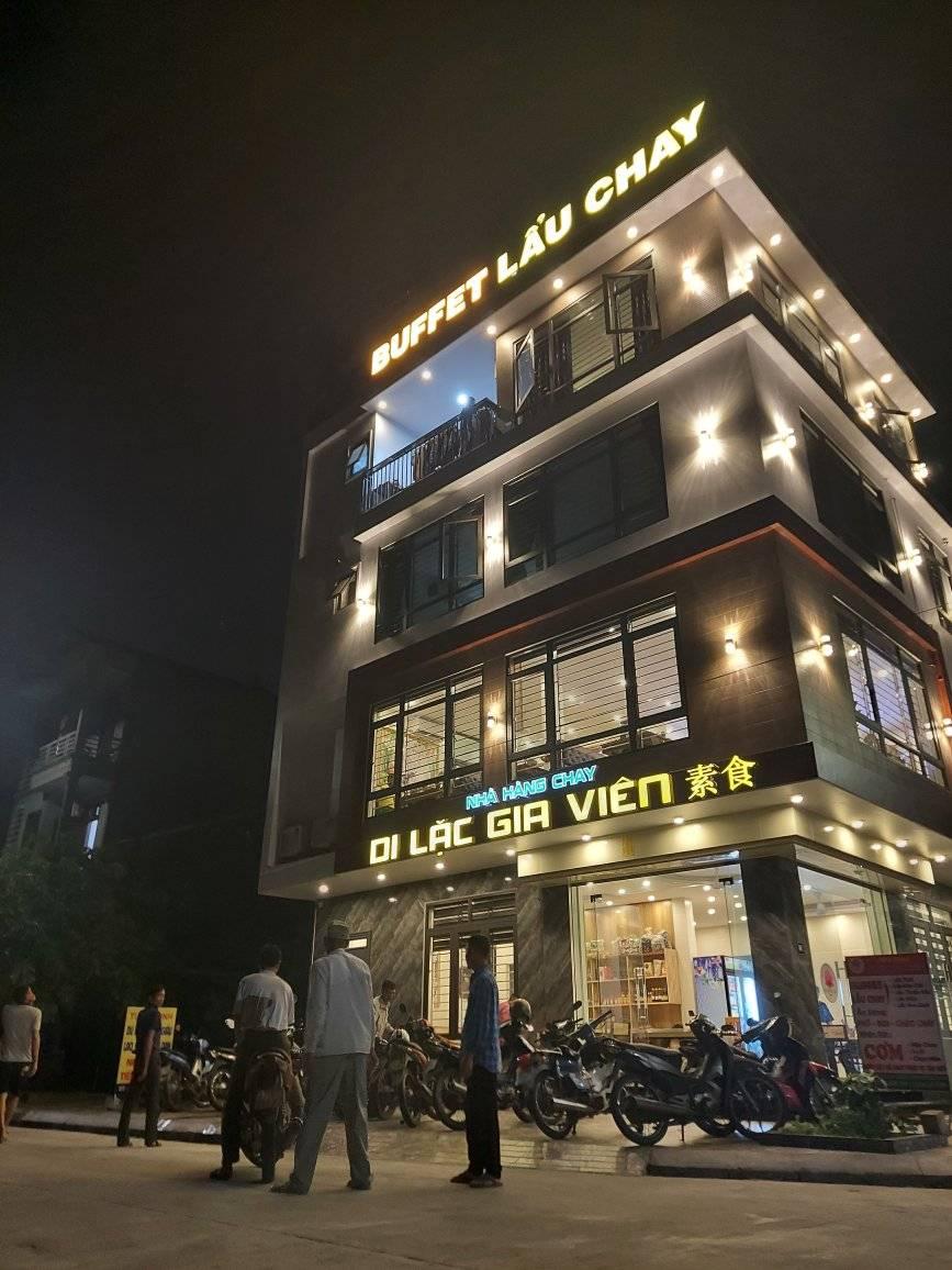 Nhà hàng chay Di Lặc Gia Viên rộng rãi với nhiều tầng