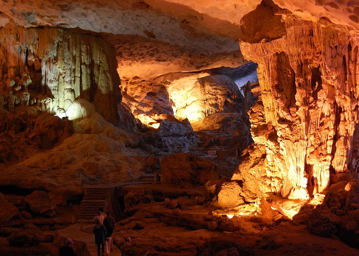 Động Kim Quy nổi tiếng với truyền thuyết về rùa vàng