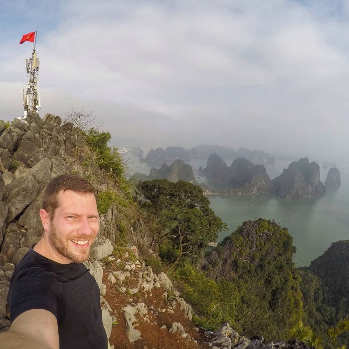 Du khách check in cùng lá cờ đỏ sao vàng trên đỉnh núi 