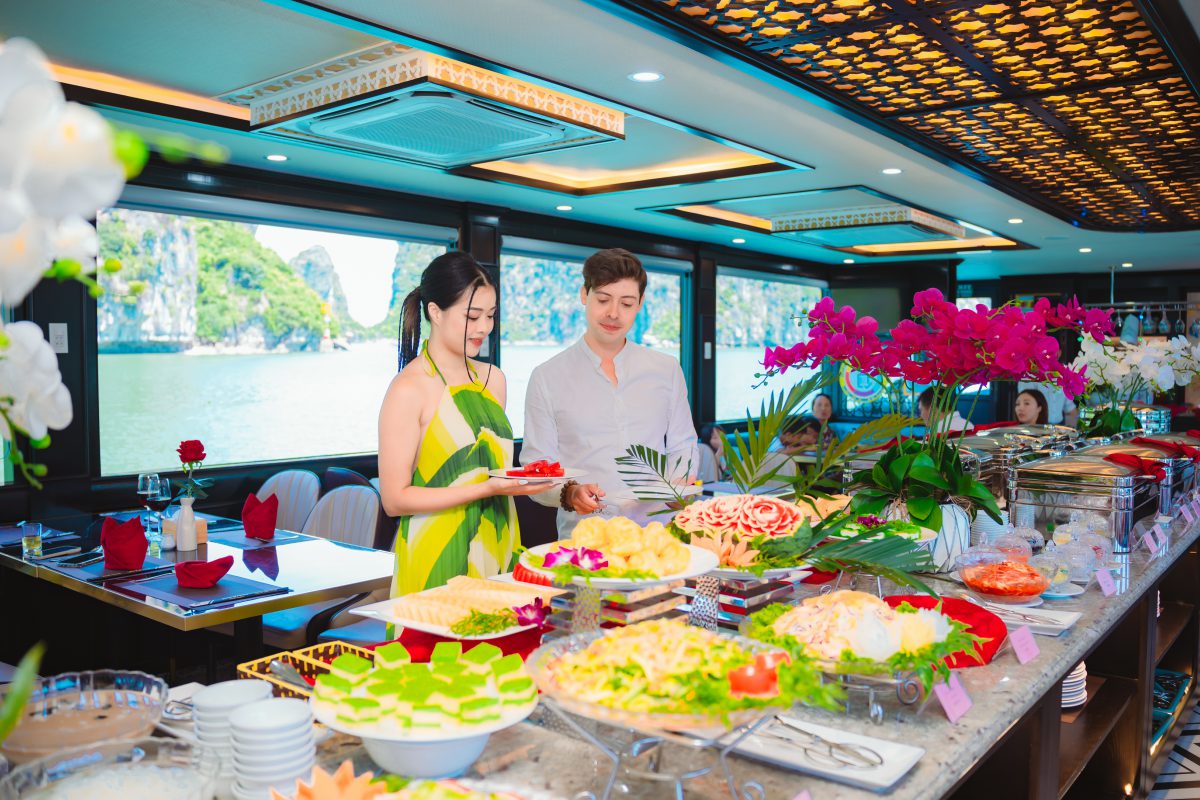Du khách thưởng thức bửa trưa trên tàu