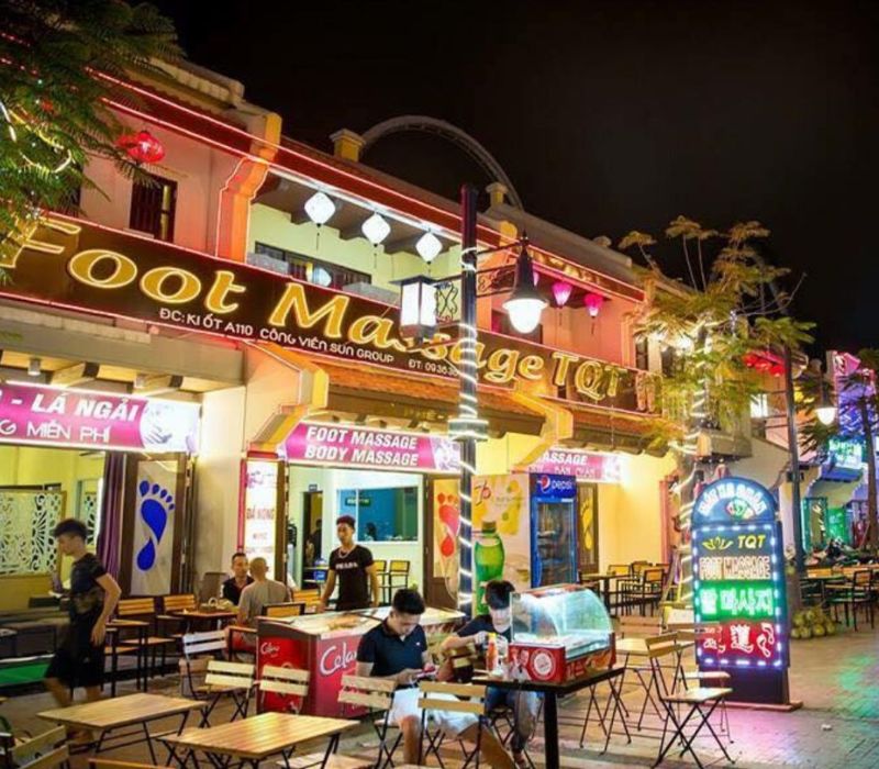 Các tiệm massage xen kẽ trên phố cổ Hạ Long