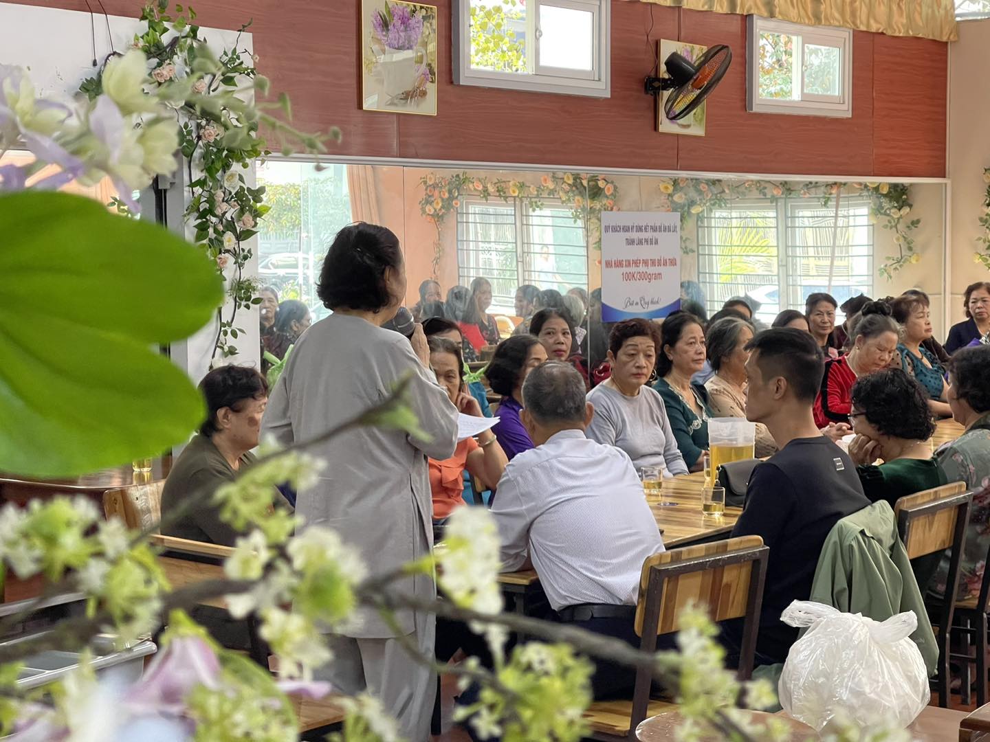 Thực khách quây quần ấm cúng  tại Tatalắc