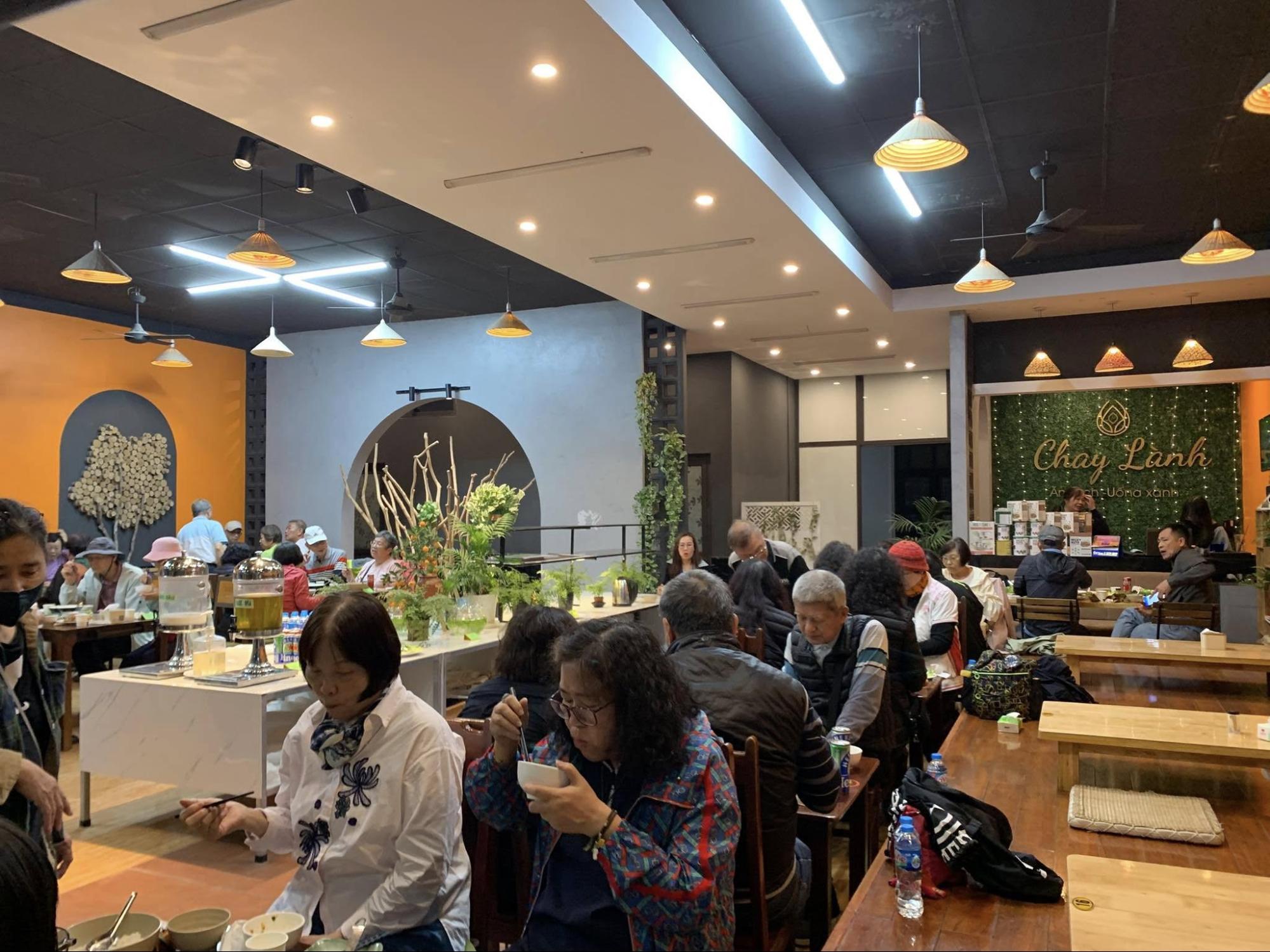 Không gian gần gũi và ấm áp tại Chay Lành 