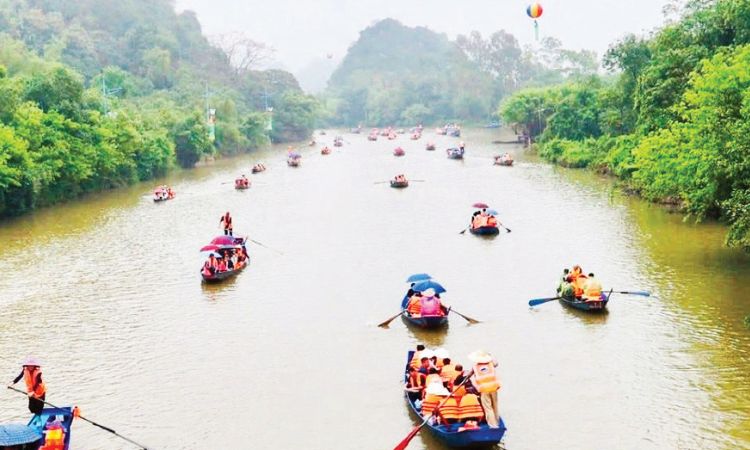 Thuyền di chuyển khám phá Hang Tiên Ông