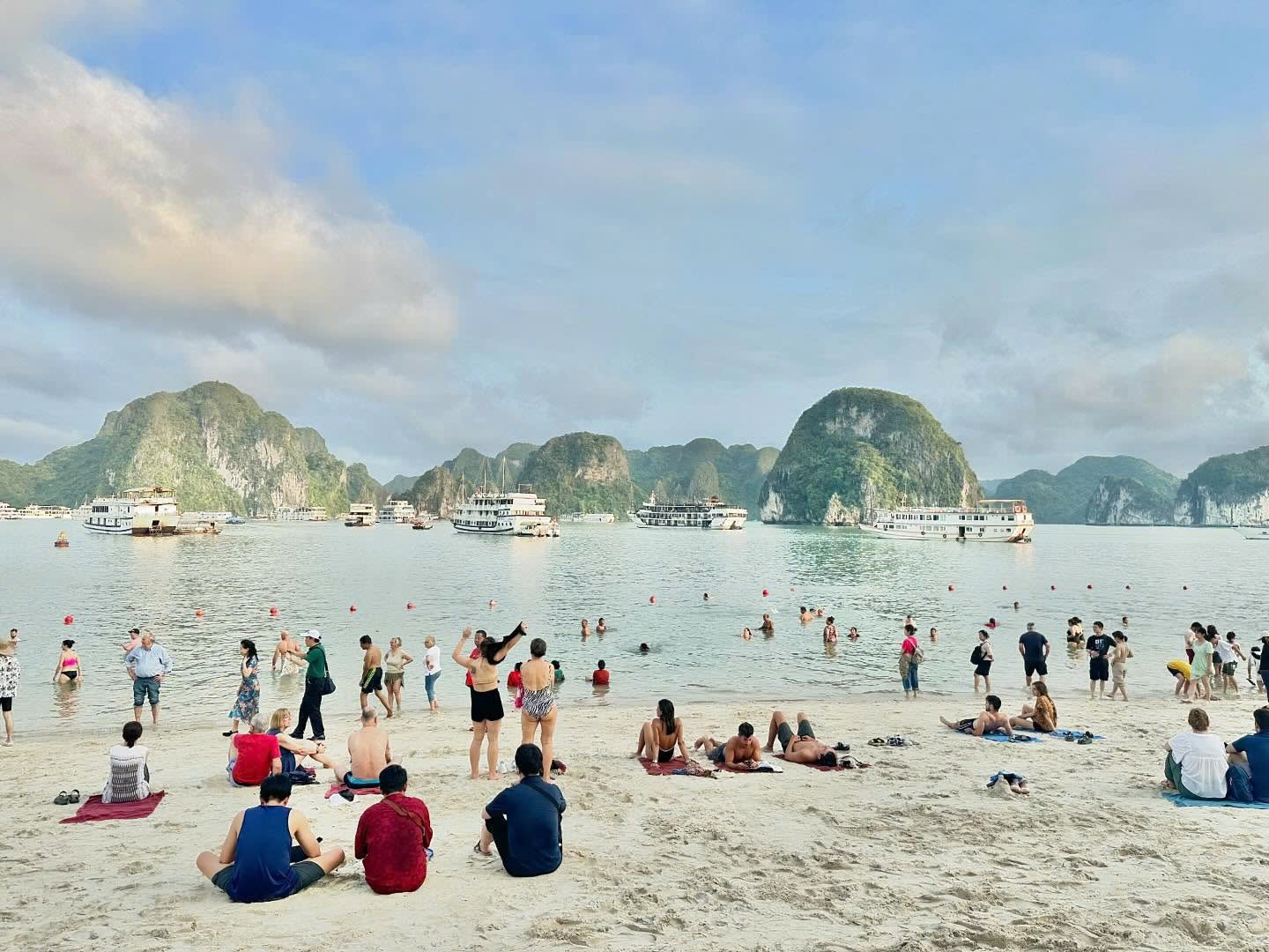 Tắm biển trên đảo là một trong những hoạt động không thể bỏ qua