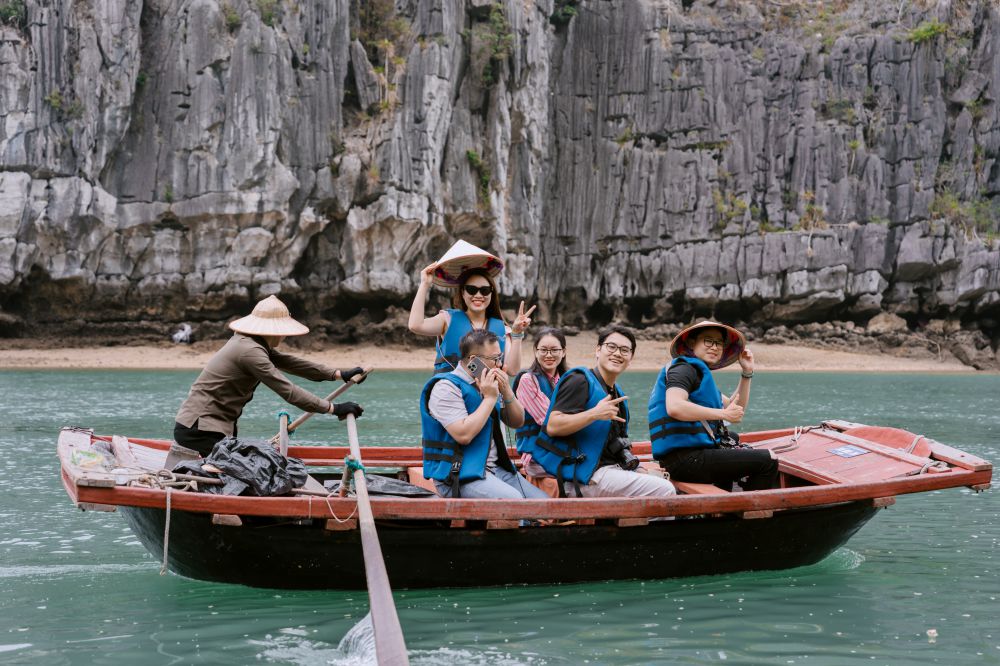 Du khách di chuyển bằng tàu ghép tham quan trong ngày
