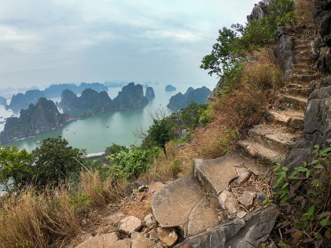 Đường lên núi Bài Thơ với cảnh Vịnh thơ mộng