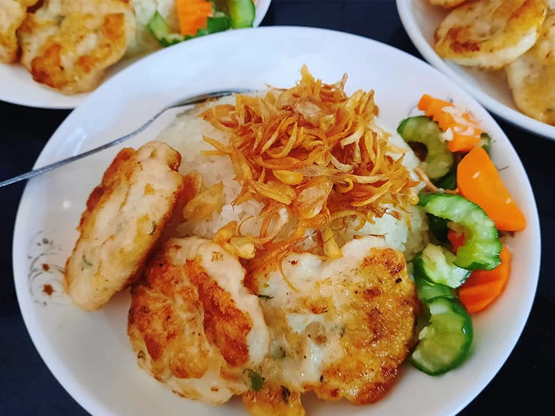 Món xôi trắng chả mực ăn sáng quốc dân của người dân địa phương và du khách