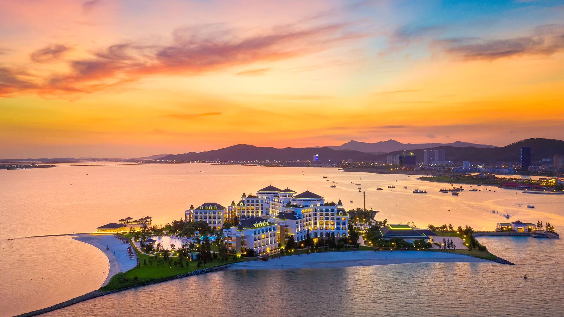 Hoàng hôn tuyệt đẹp tại Vinpearl Hạ Long