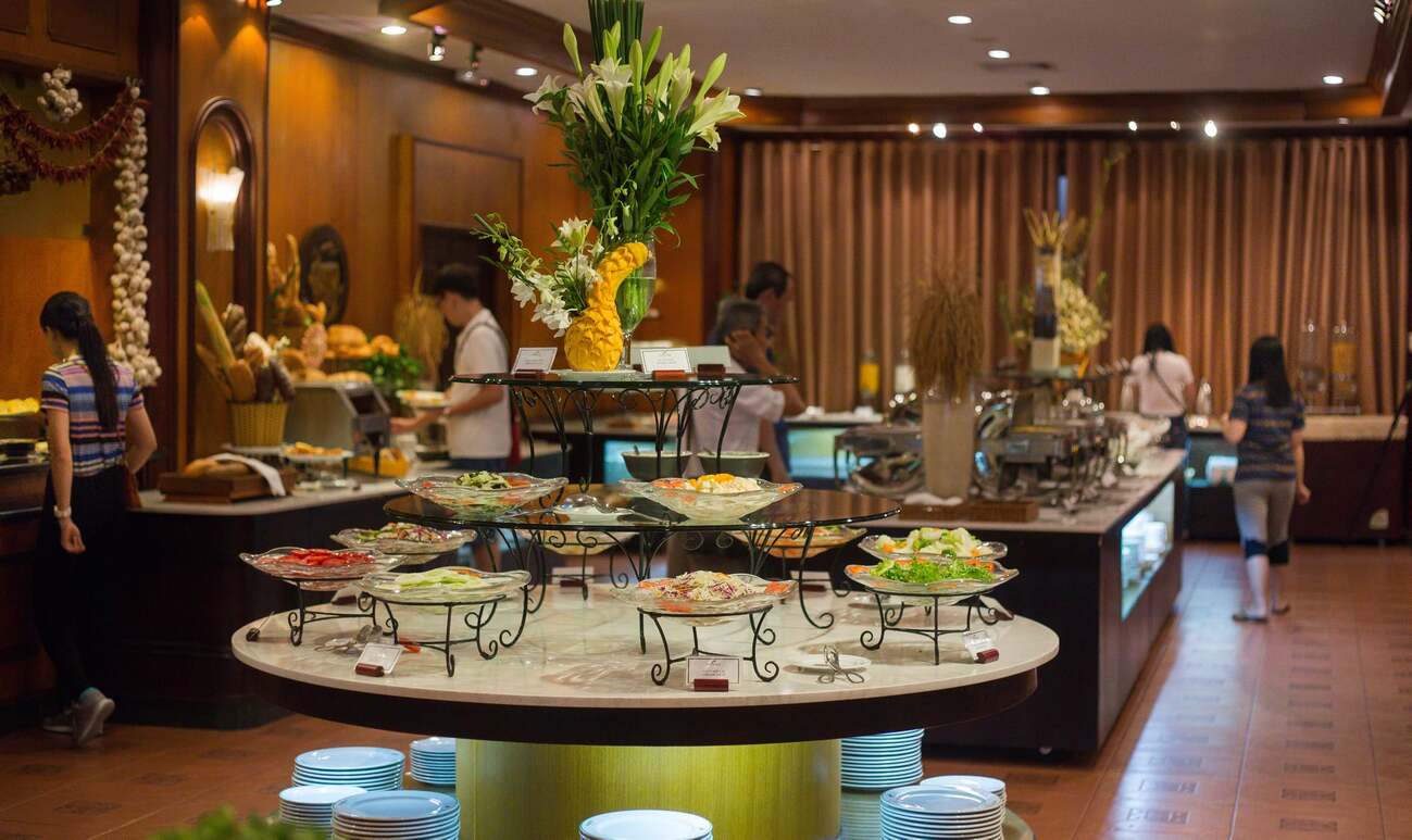 Không gian sang trọng của nhà hàng Hạ Long Plaza