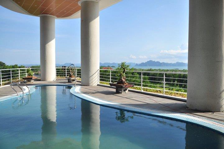 Hồ bơi ngoài trời rộng rãi tại Mường Thanh Grand