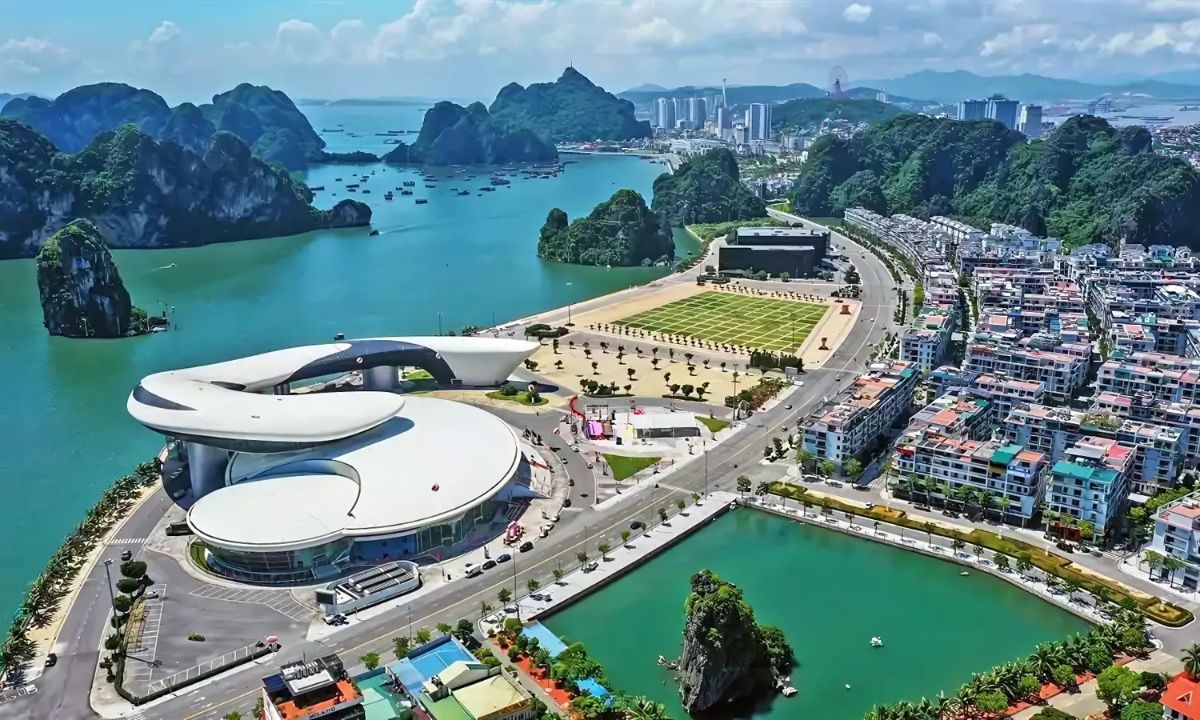 Tuyến đường ven biển dẫn đến Mường Thanh Grand