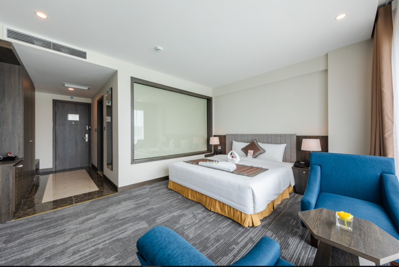 Không gian phòng Deluxe Double hiện đại tại khách sạn
