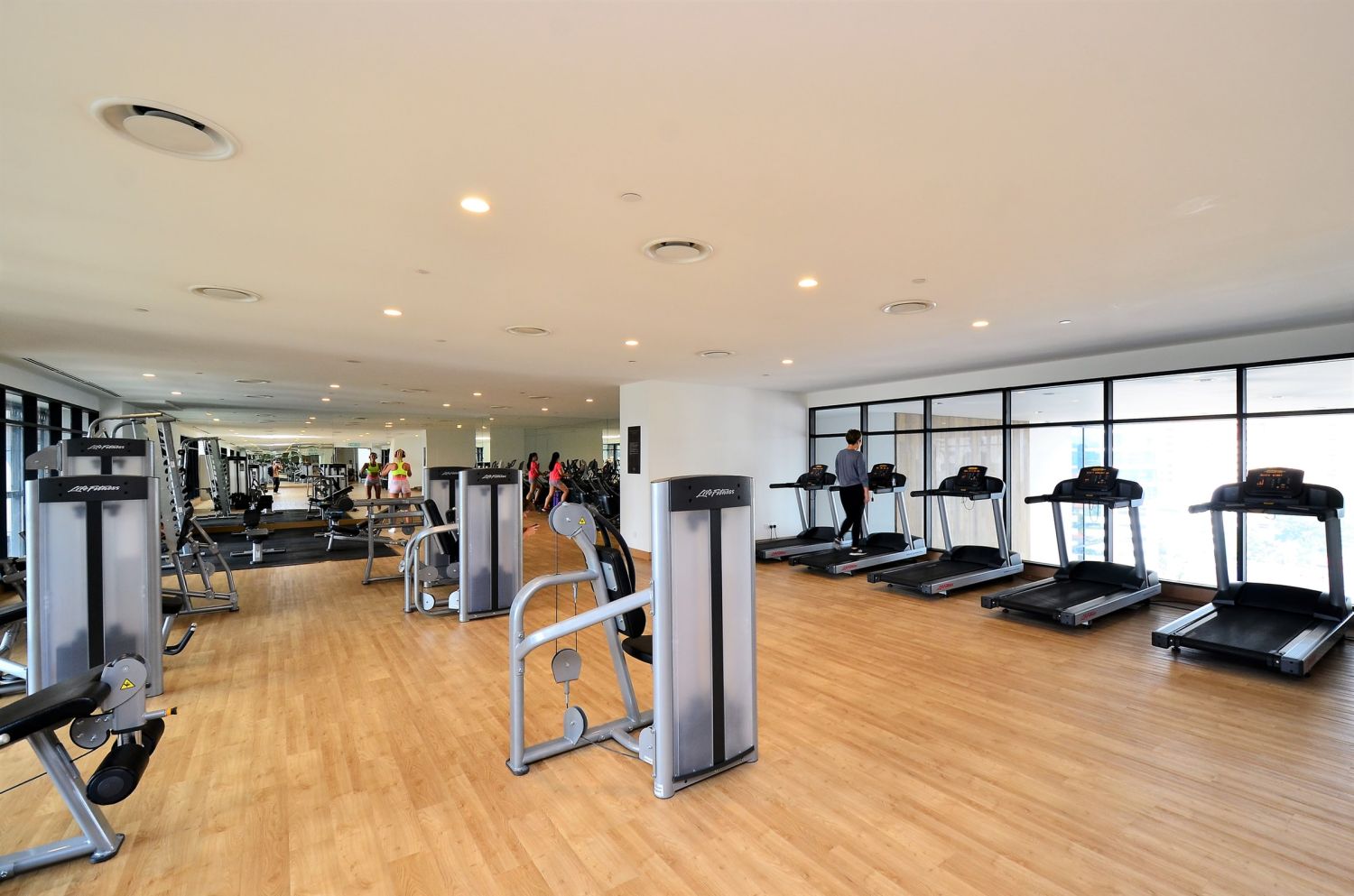 Phòng gym, thông thoáng, trang bị máy móc chuẩn EU