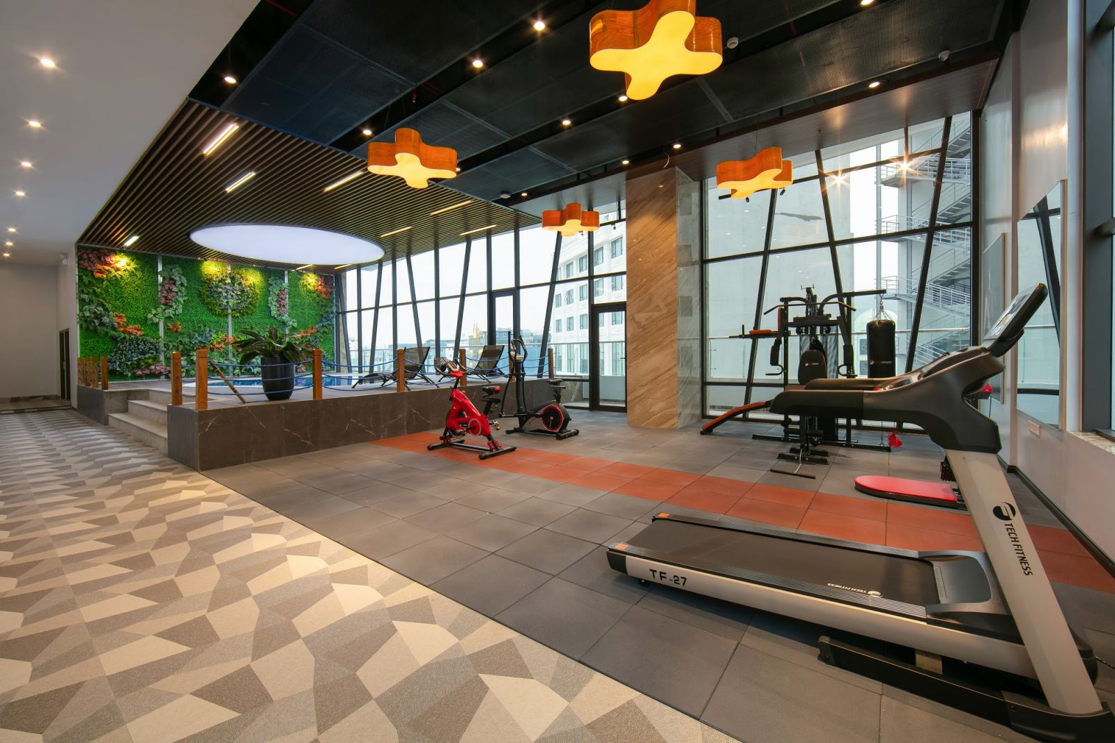 Hồ bơi và phòng gym hiện đại tại khách sạn Marina
