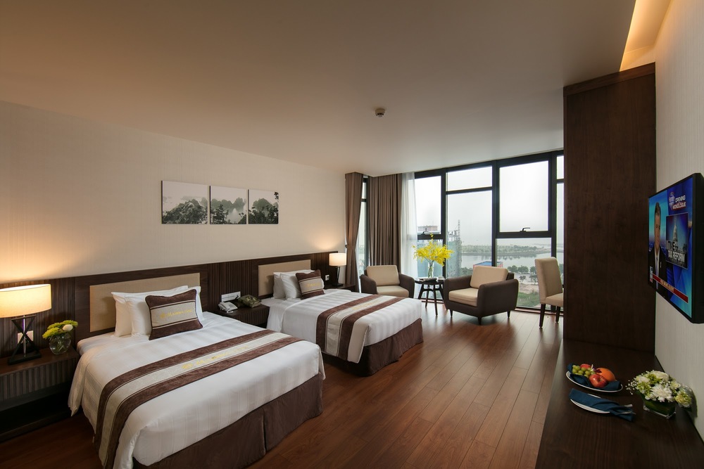 Phòng Deluxe Twin hướng biển thoáng đãng tại Marina Hạ Long