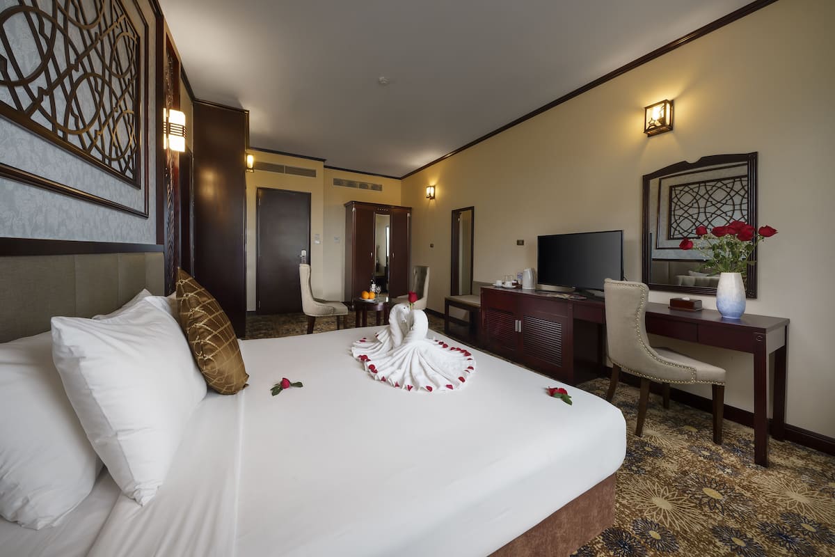 Deluxe Double thiết kế sang trọng với giường đôi lớn