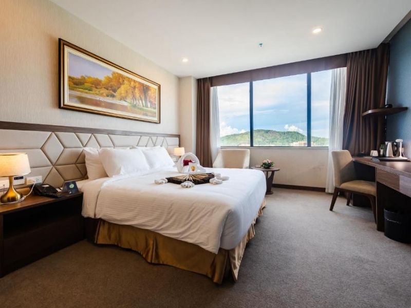 Executive Suite nổi bật với không gian tiện nghi, bố trí khoa học và phù hợp cho cả nghỉ ngơi lẫn làm việc.