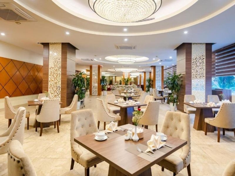 Nhà hàng nổi bật với không gian sang trọng, bày trí tinh tế và các món ăn hấp dẫn, bắt mắt.