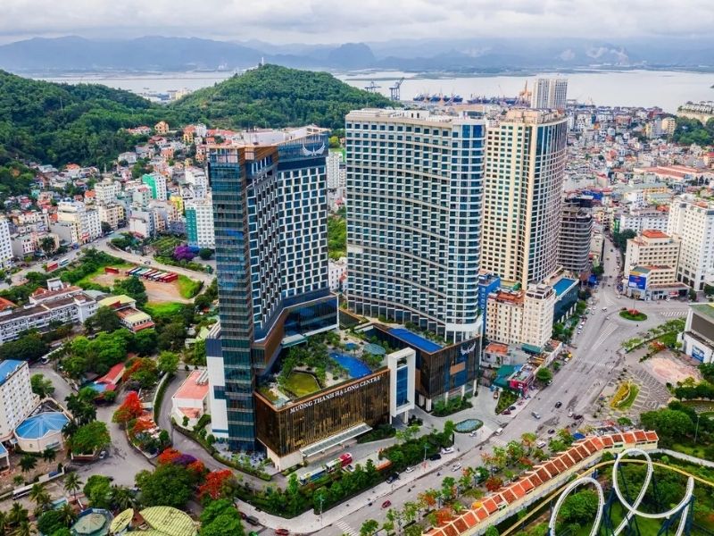 Toàn cảnh khách sạn với thiết kế hiện đại, nổi bật giữa trung tâm thành phố Hạ Long