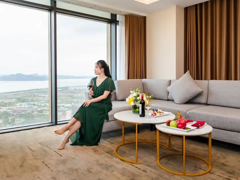 Du khách thư giãn trong không gian phòng nghỉ hiện đại với view hướng biển