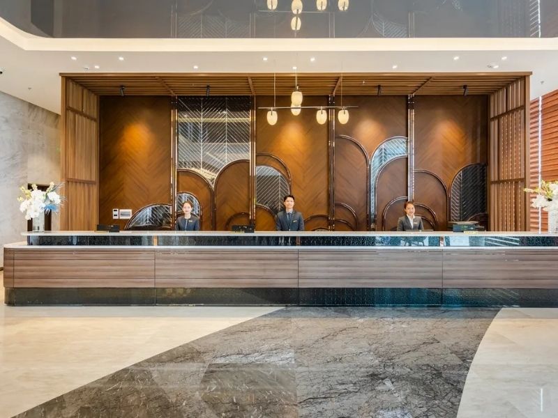 Khu vực lễ tân khách sạn nơi du khách làm thủ tục check-in và được nhân viên hỗ trợ tận tình
