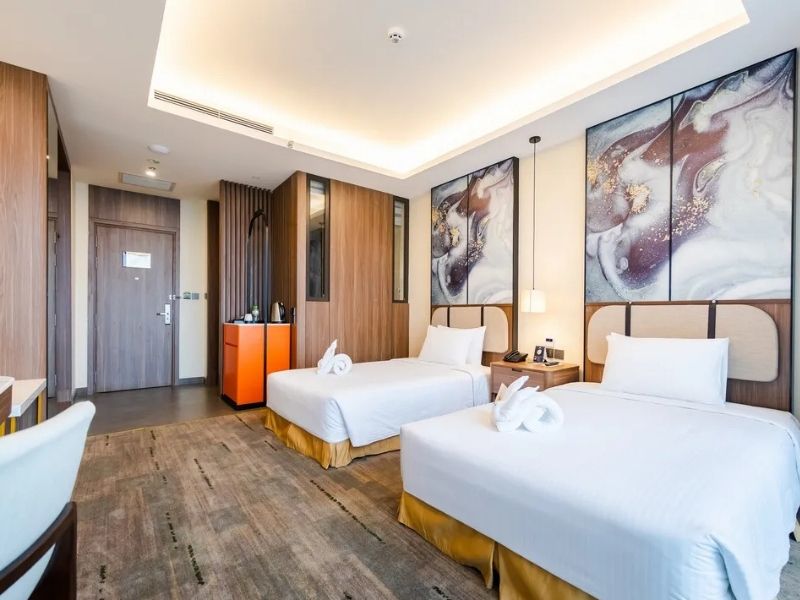 Phòng Family Suite rộng rãi với không gian sinh hoạt chung tiện nghi, phù hợp cho gia đình