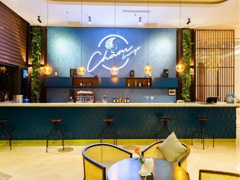 Nhà hàng và quầy bar sang trọng với không gian ấm cúng, view thành phố lung linh