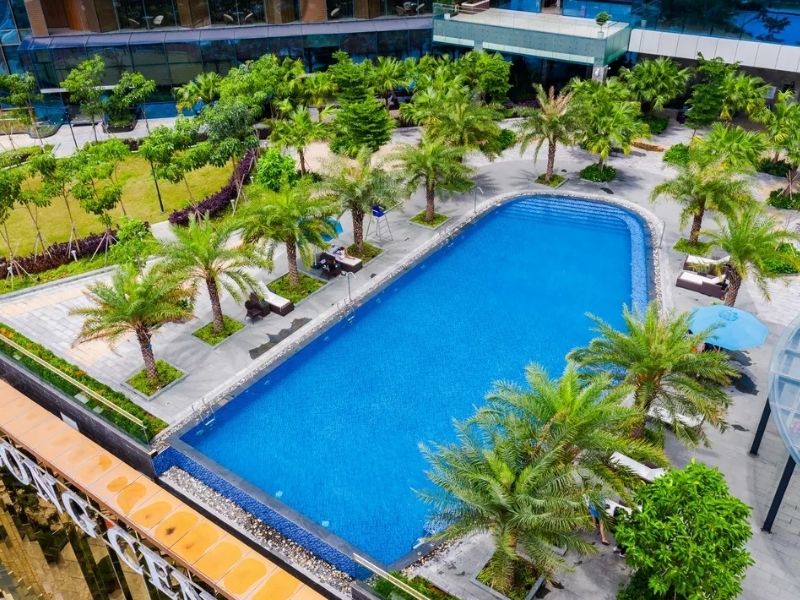 Bể bơi ngoài trời rộng rãi, nước trong xanh với tầm nhìn hướng biển tuyệt đẹp