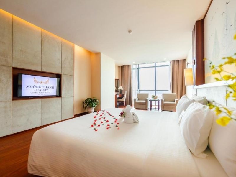 Không gian phòng Deluxe City View với nội thất hiện đại, cửa sổ lớn nhìn ra thành phố.