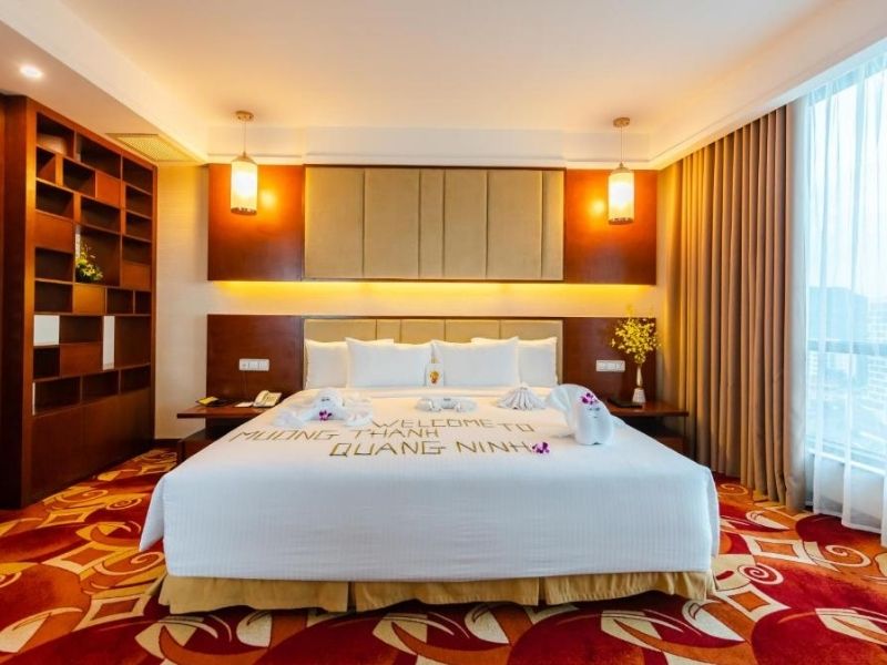 Phòng Suite Executive với không gian rộng, cửa kính lớn nhìn toàn cảnh vịnh Hạ Long.