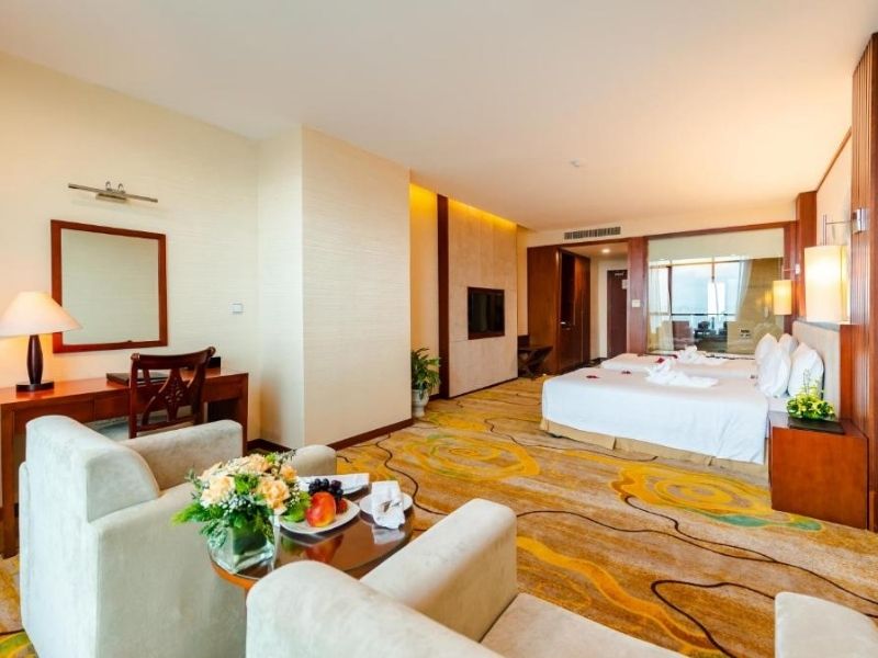 Phòng Family Suite rộng rãi với nhiều giường và cửa sổ lớn hướng vịnh Hạ Long.