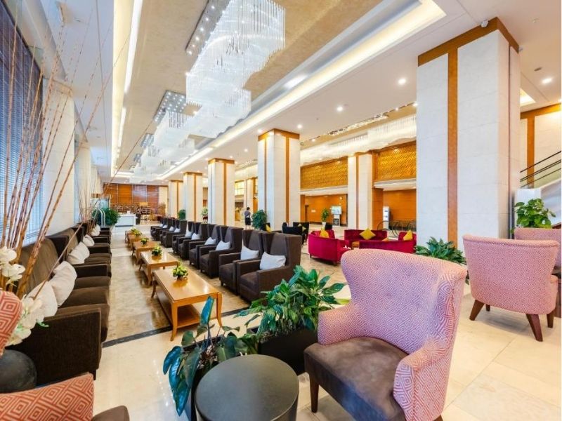 Nhà hàng Vạn Xuân với không gian ấm cúng, hiện đại.