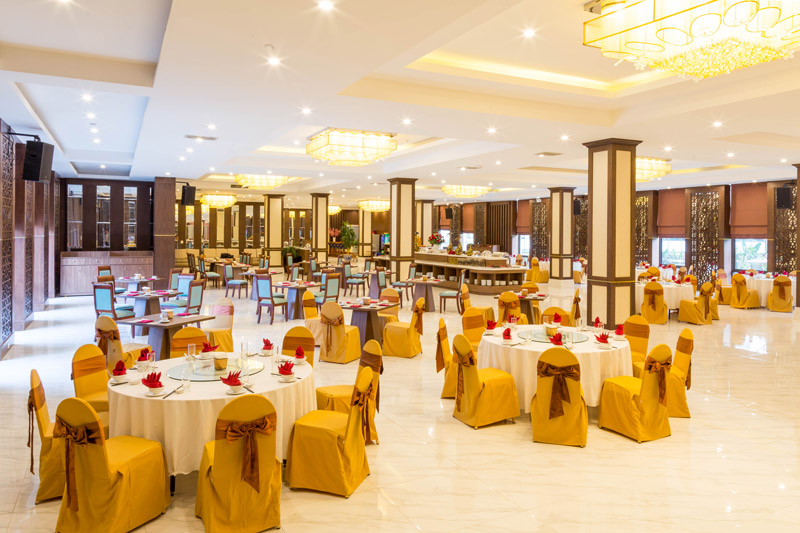 Nhà hàng Vạn Xuân rộng rãi, phù hợp cho đoàn khách lớn