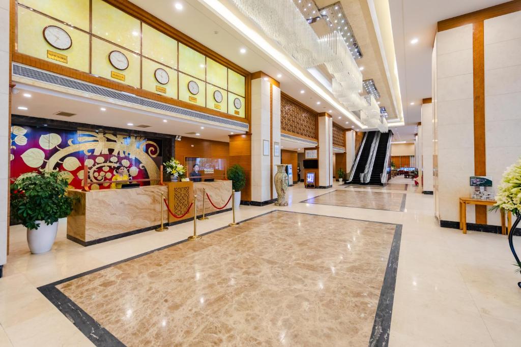 Quầy lễ tân khách sạn Mường Thanh Luxury Quảng Ninh