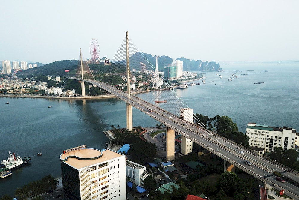 Vịnh Hạ Long và cầu Bãi Cháy nhìn từ khách sạn