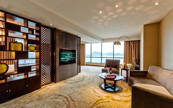 Không gian phòng Grand Suite sang trọng hướng vịnh