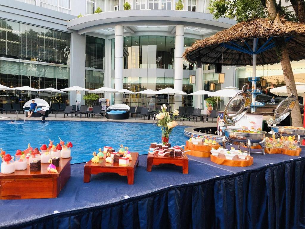 Poolside Bar thiết kế mở, nằm cạnh bể bơi ngoài trời
