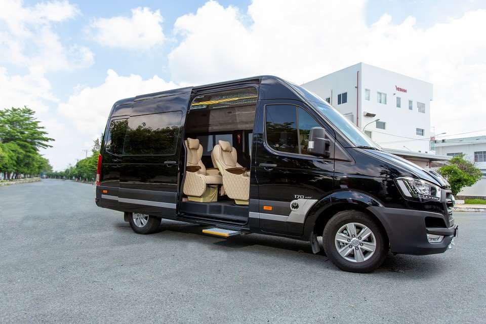 Du khách di chuyển bằng xe Limousine từ Hà Nội đến Novotel Hạ Long